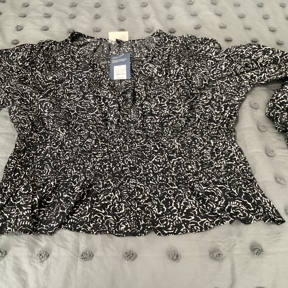Universal Thread Black and White Blouse